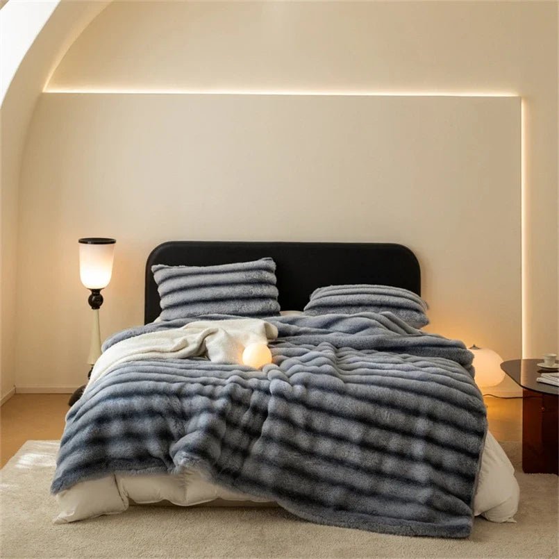Elara Throw Blanket in Ultra-Soft Faux Fur for Cozy Nights - The Southern AtelierSKU_1791063400972_742