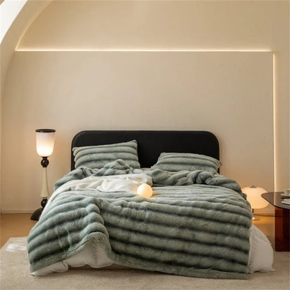 Elara Throw Blanket in Ultra-Soft Faux Fur for Cozy Nights - The Southern AtelierSKU_1791063400972_220