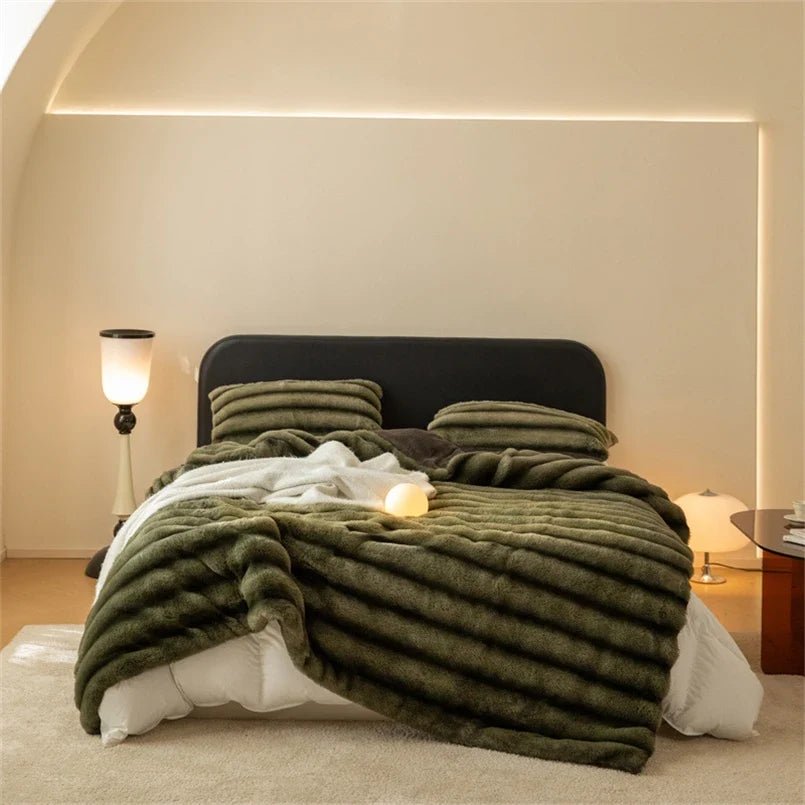 Elara Throw Blanket in Ultra-Soft Faux Fur for Cozy Nights - The Southern AtelierSKU_1791063400972_391
