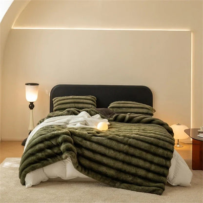 Elara Throw Blanket in Ultra-Soft Faux Fur for Cozy Nights - The Southern AtelierSKU_1791063400972_391