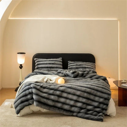 Elara Throw Blanket in Ultra-Soft Faux Fur for Cozy Nights - The Southern AtelierSKU_1791063400972_648