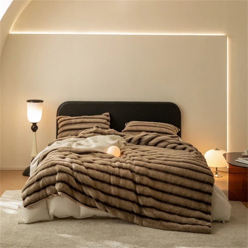 Elara Throw Blanket in Ultra-Soft Faux Fur for Cozy Nights - The Southern AtelierSKU_1791063400972_870