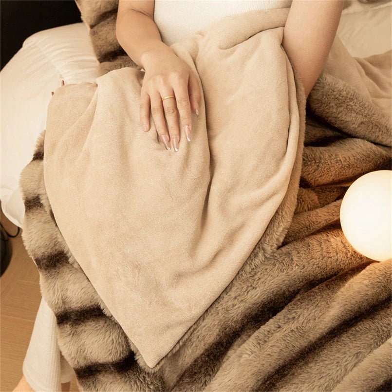 Elara Throw Blanket in Ultra-Soft Faux Fur for Cozy Nights - The Southern AtelierSKU_1791063400972_870