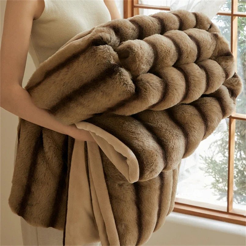 Elara Throw Blanket in Ultra-Soft Faux Fur for Cozy Nights - The Southern AtelierSKU_1791063400972_870