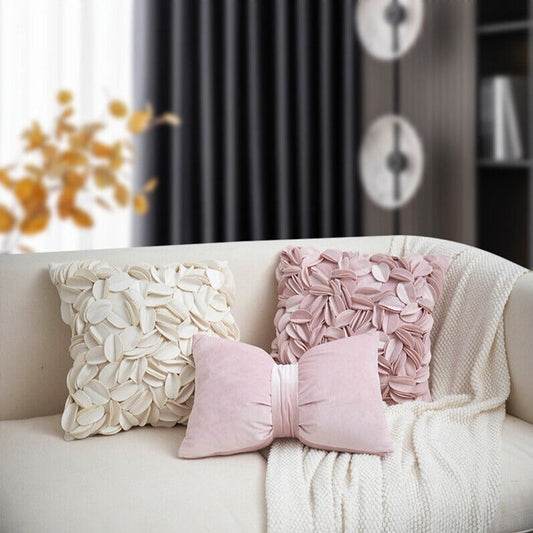 The Southern Atelier – Housse de coussin à pétales floraux exquise aux teintes classiques pour un espace de vie chic